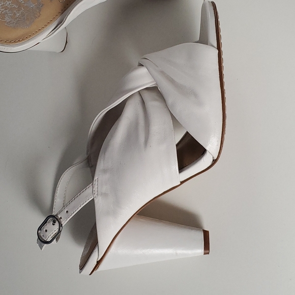 Vince Camuto Kattie White Leather Pumps Size 8.5 Classic Heels, Minor Heel Wear - Picture 3 of 14